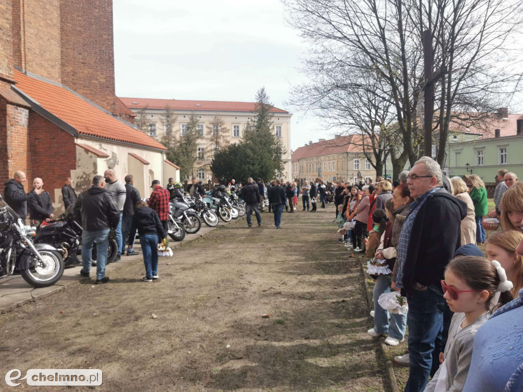 Mieszkańcy Chełmna święcili pokarmy - tradycyjnie w kościele i nietypowo przed świątynią