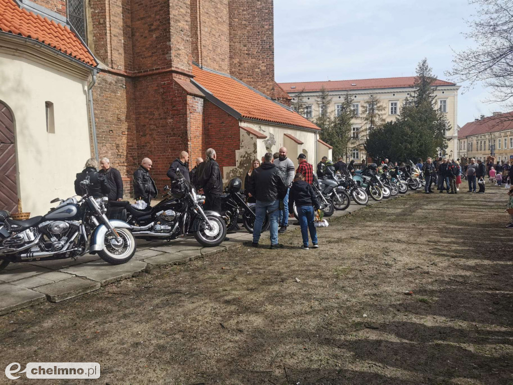 Mieszkańcy Chełmna święcili pokarmy - tradycyjnie w kościele i nietypowo przed świątynią