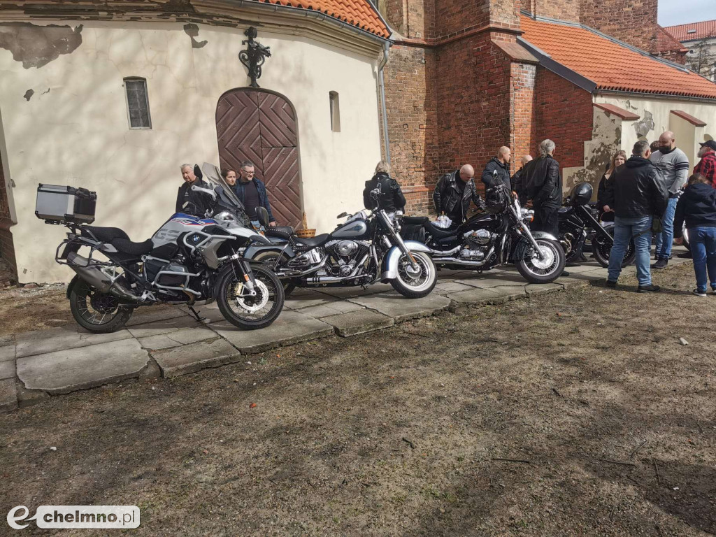Mieszkańcy Chełmna święcili pokarmy - tradycyjnie w kościele i nietypowo przed świątynią