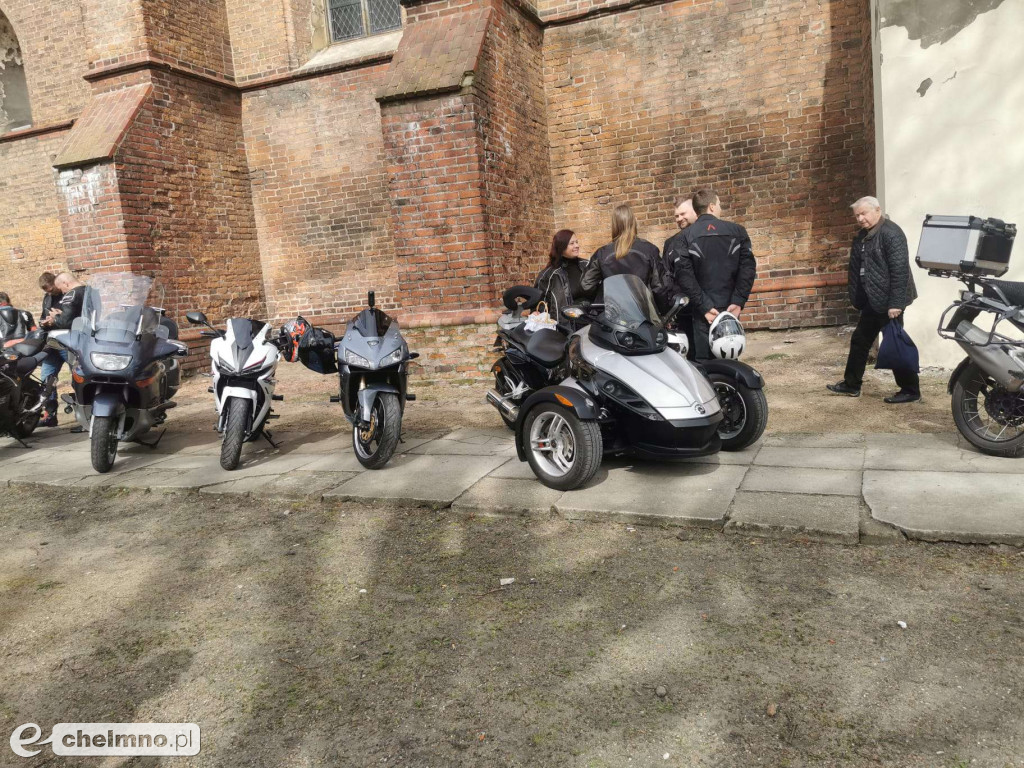 Mieszkańcy Chełmna święcili pokarmy - tradycyjnie w kościele i nietypowo przed świątynią