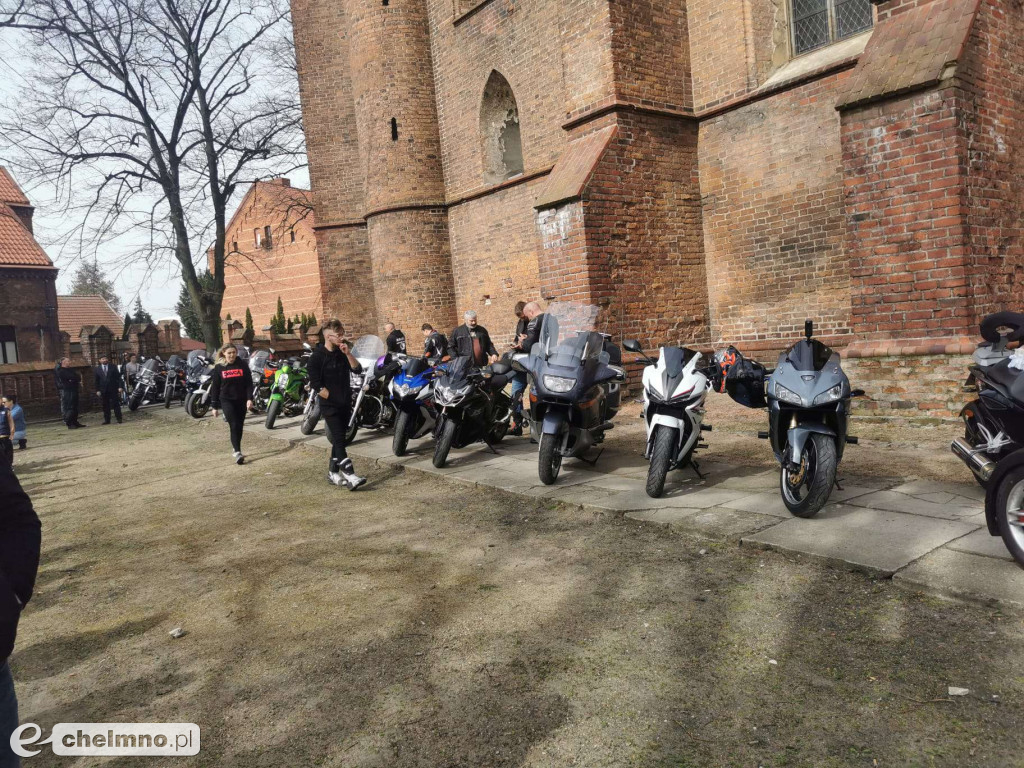Mieszkańcy Chełmna święcili pokarmy - tradycyjnie w kościele i nietypowo przed świątynią
