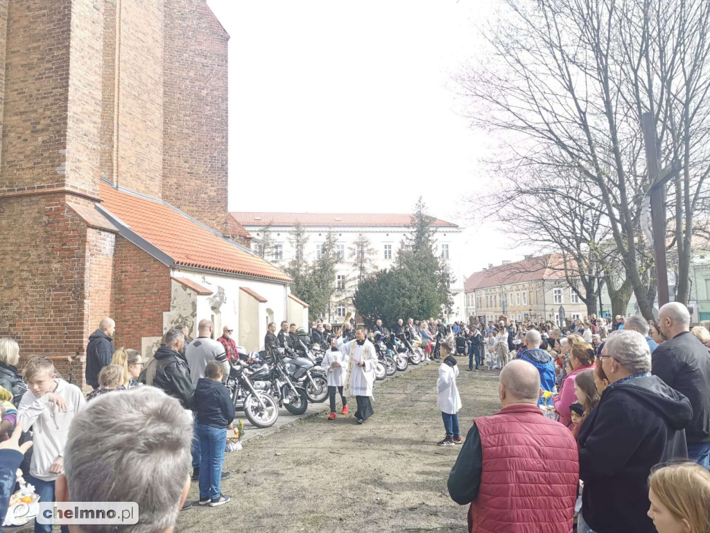 Mieszkańcy Chełmna święcili pokarmy - tradycyjnie w kościele i nietypowo przed świątynią
