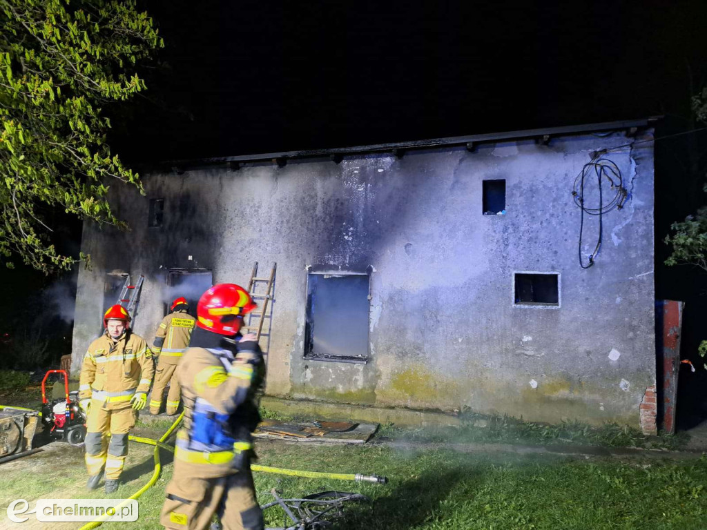 Pożar budynku mieszkalnego w Pilewicach. Rodzina straciła dach nad głową