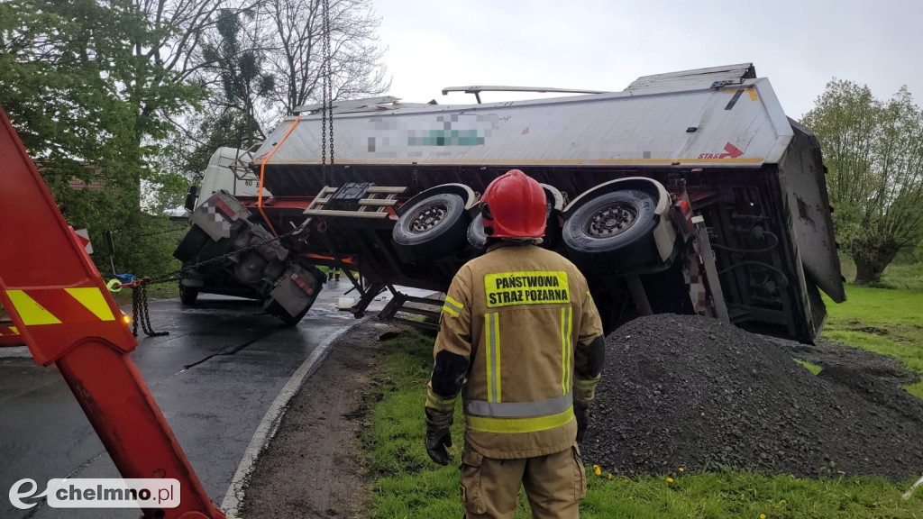 Dramatyczne momenty w Starogrodzie! Scania przewróciła się podczas rozładunku