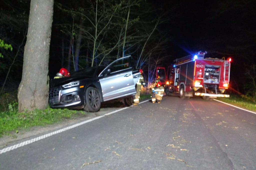 Tragedia uniknięta o włos! Audi na drzewie niedaleko Chełmna