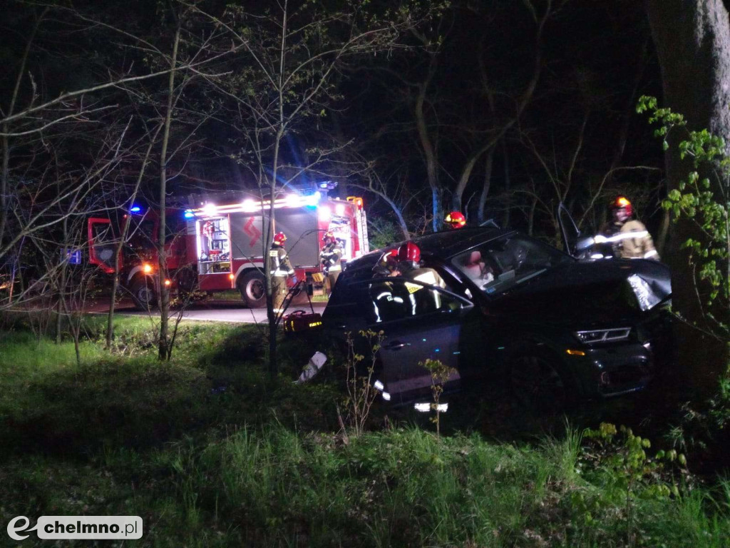 Tragedia uniknięta o włos! Audi na drzewie niedaleko Chełmna