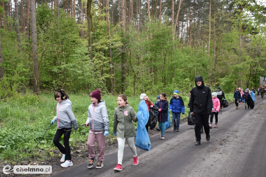 Wspólne sprzątanie lasu