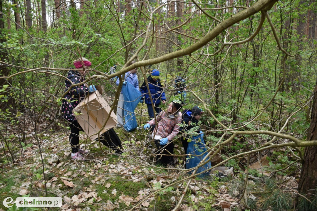 Wspólne sprzątanie lasu