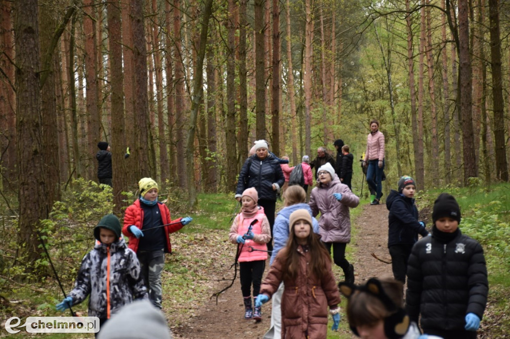 Wspólne sprzątanie lasu