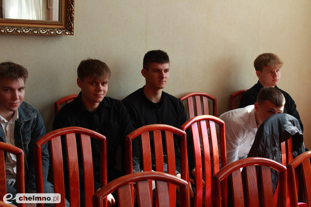 Pożegnanie uczniów klas maturalnych w ZS nr 2 w Chełmnie