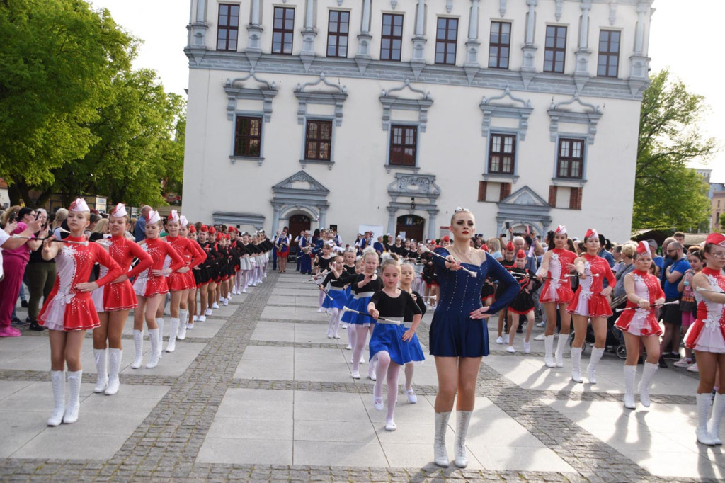 Barwny korowód i piękne występy na Rynku