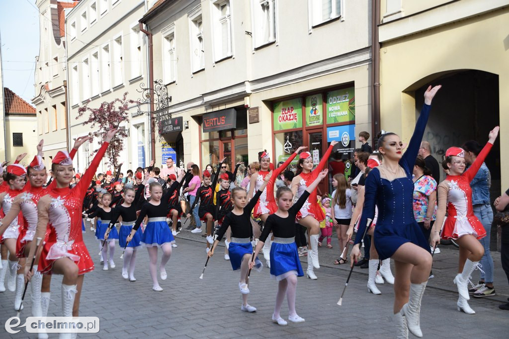 Barwny korowód i piękne występy na Rynku