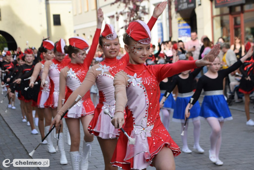Barwny korowód i piękne występy na Rynku