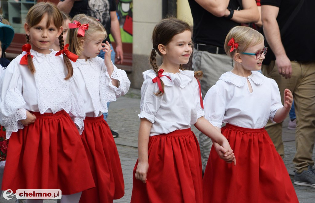 Barwny korowód i piękne występy na Rynku