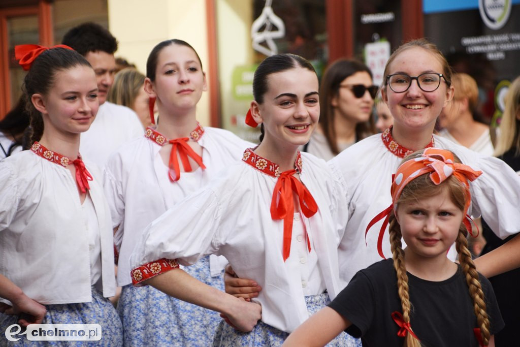 Barwny korowód i piękne występy na Rynku