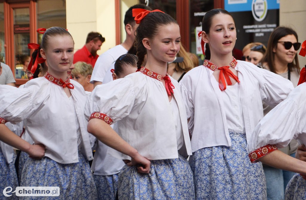 Barwny korowód i piękne występy na Rynku
