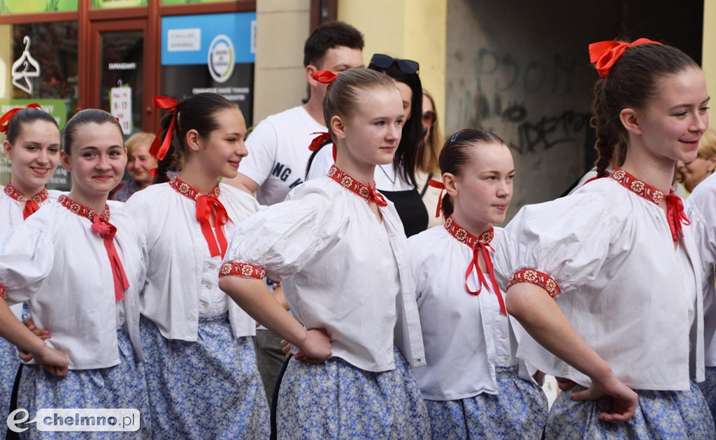 Barwny korowód i piękne występy na Rynku