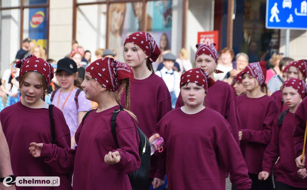 Barwny korowód i piękne występy na Rynku