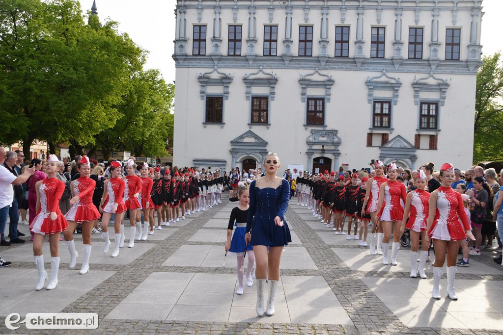 Barwny korowód i piękne występy na Rynku