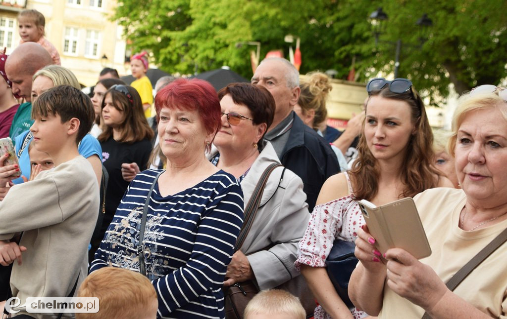 Barwny korowód i piękne występy na Rynku