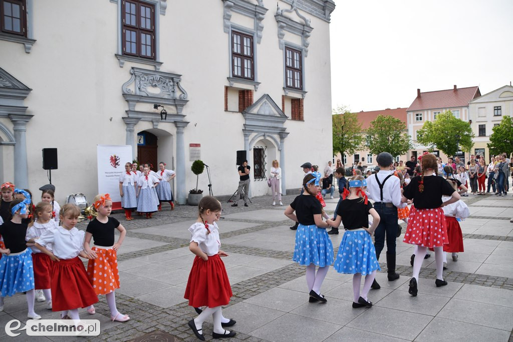Barwny korowód i piękne występy na Rynku