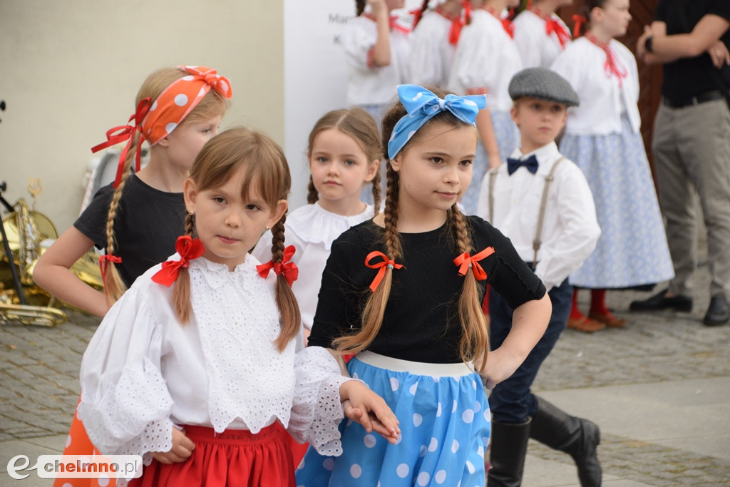 Barwny korowód i piękne występy na Rynku