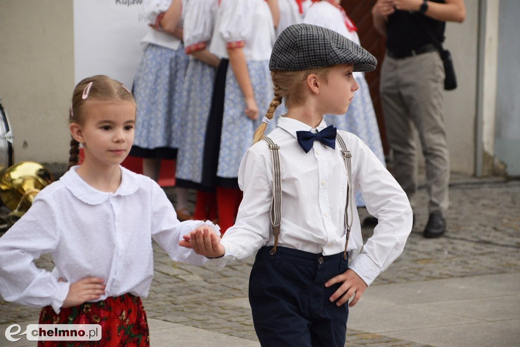 Barwny korowód i piękne występy na Rynku