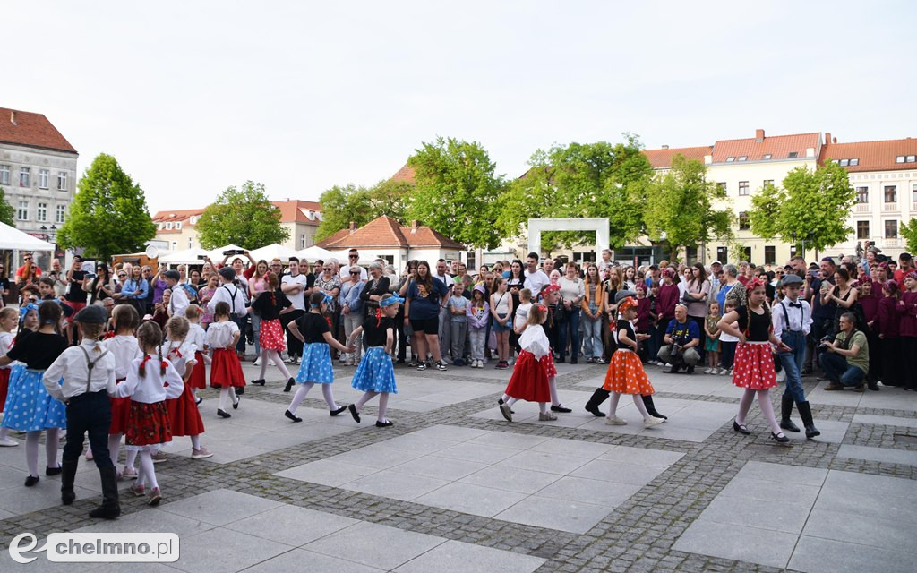 Barwny korowód i piękne występy na Rynku