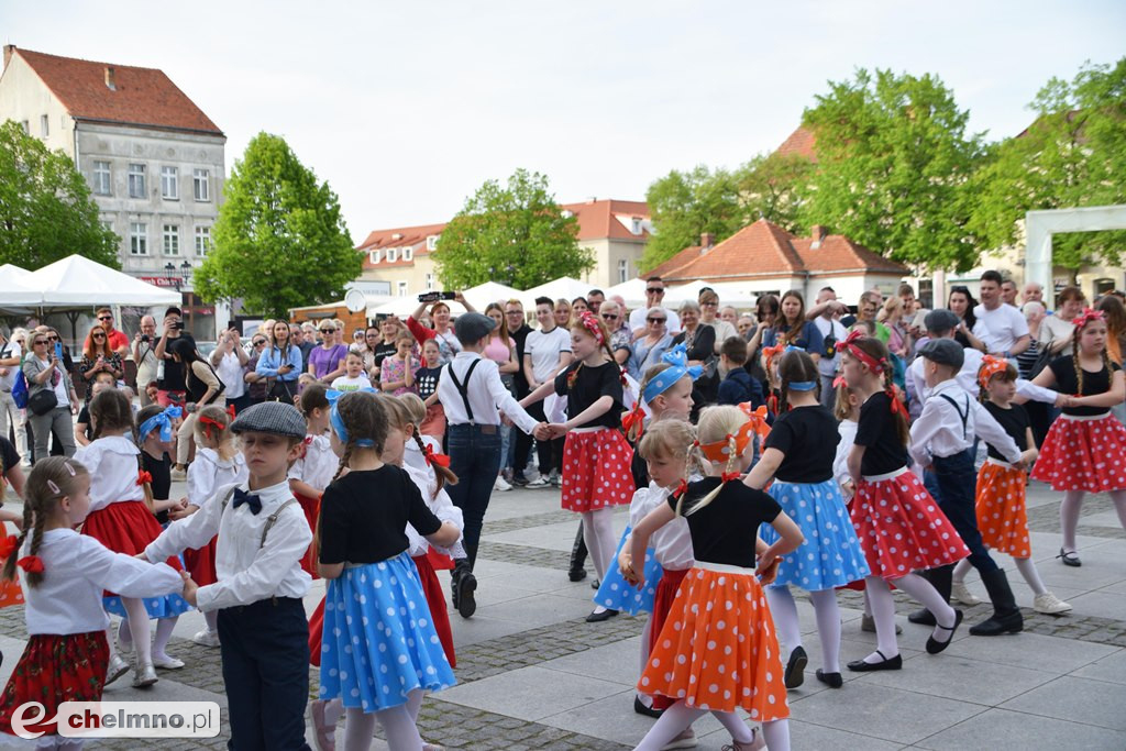 Barwny korowód i piękne występy na Rynku