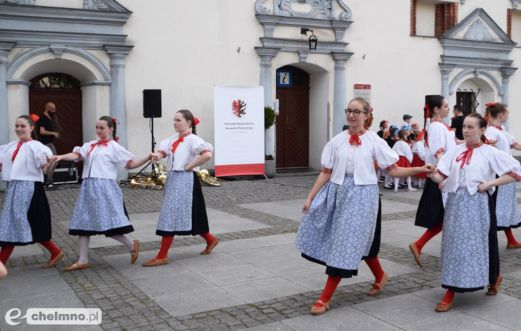 Barwny korowód i piękne występy na Rynku