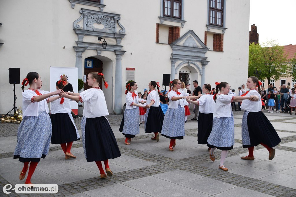 Barwny korowód i piękne występy na Rynku