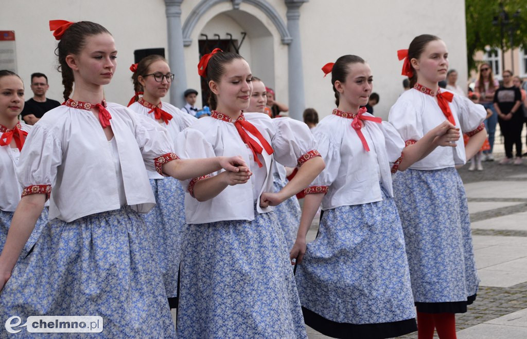 Barwny korowód i piękne występy na Rynku
