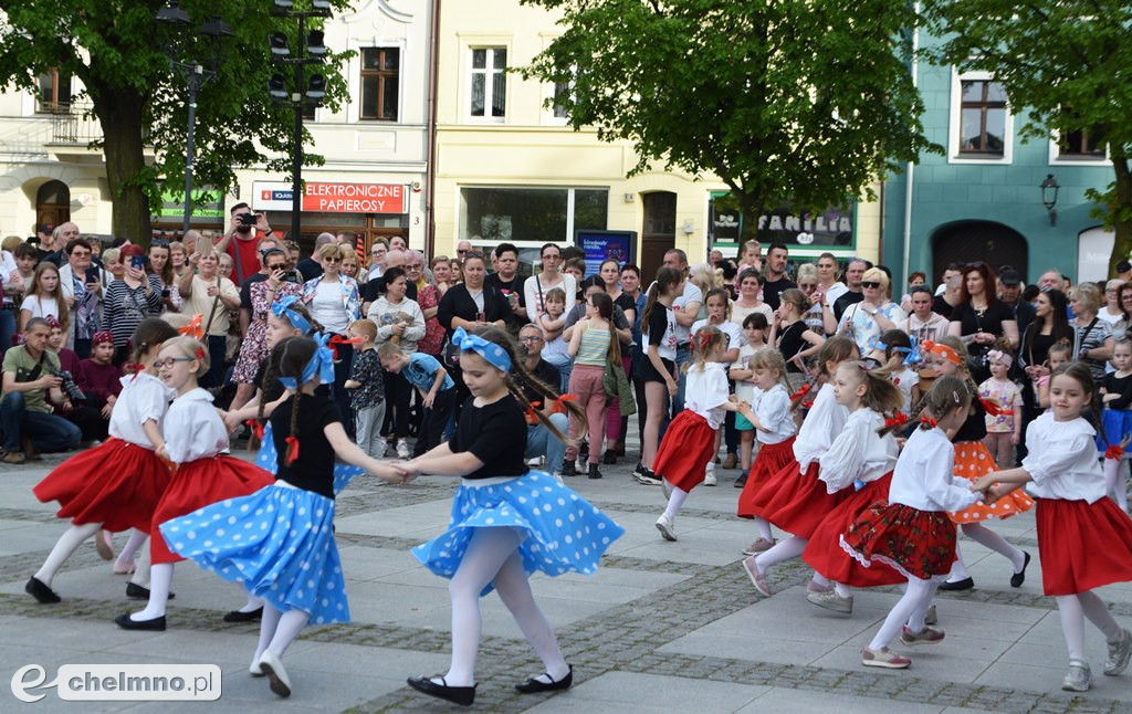 Barwny korowód i piękne występy na Rynku