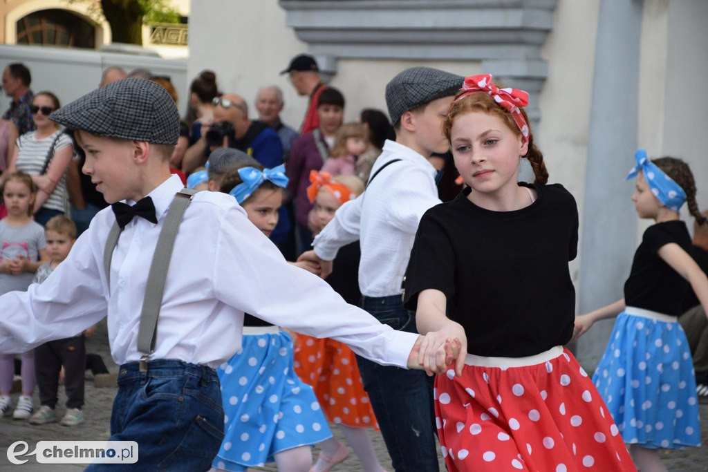 Barwny korowód i piękne występy na Rynku