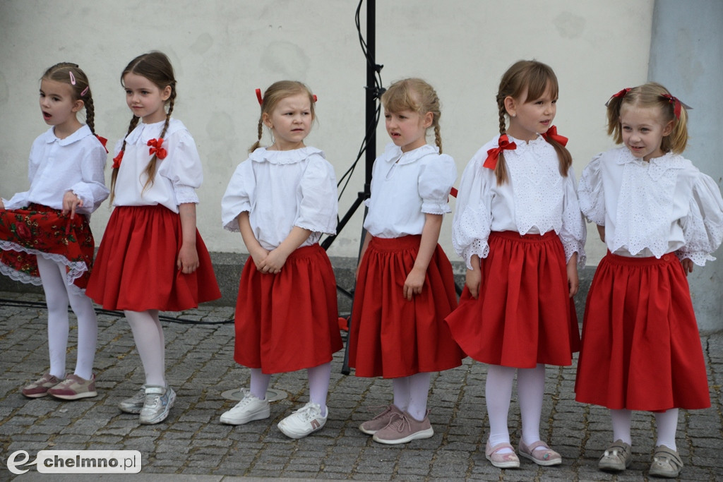 Barwny korowód i piękne występy na Rynku