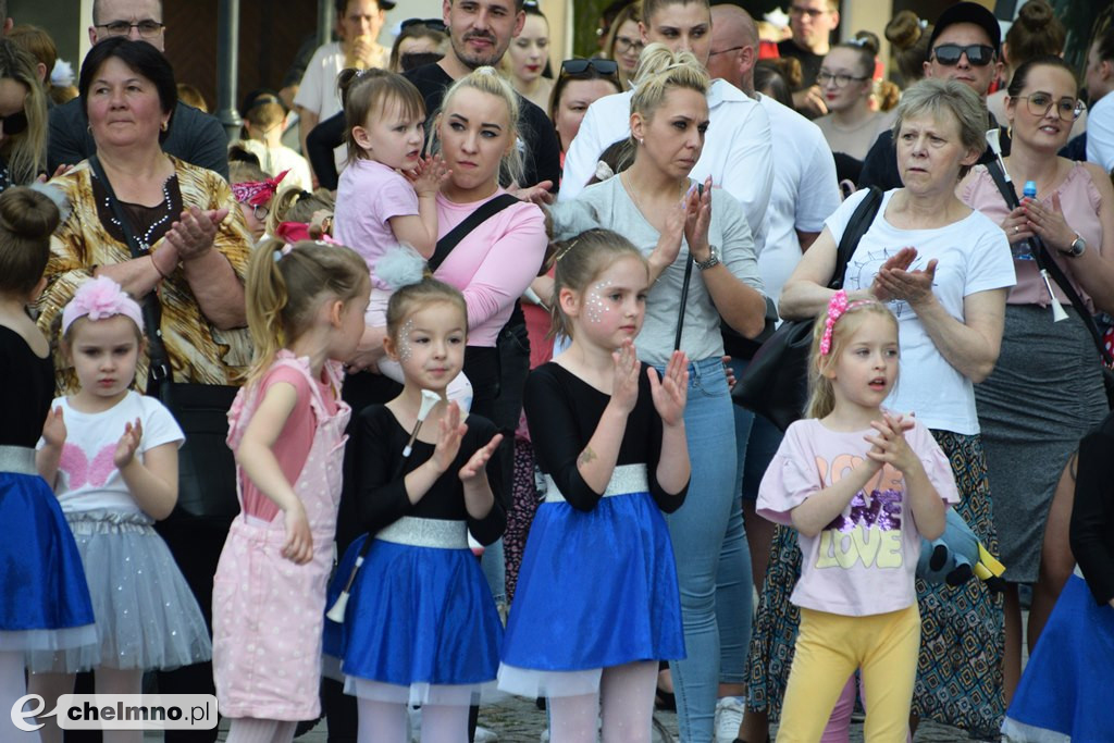 Barwny korowód i piękne występy na Rynku