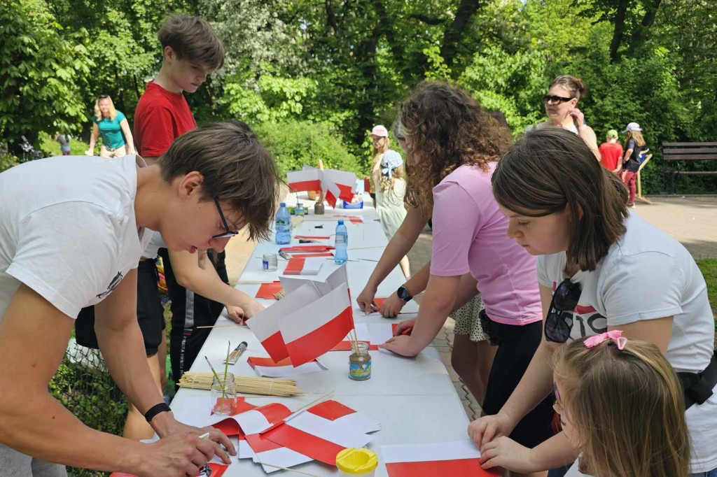 Plenerowe zabawy w patriotycznym nastroju z okazji Dnia Flagi