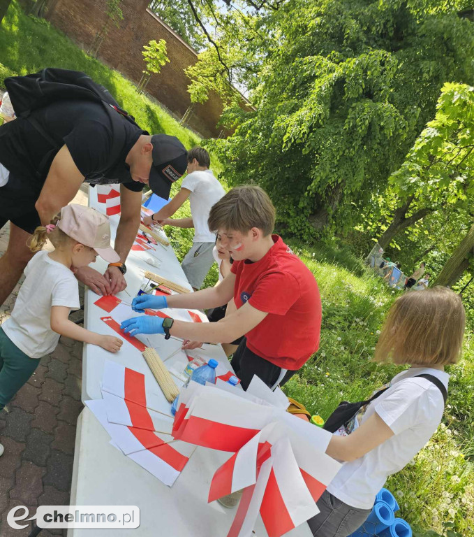 Plenerowe zabawy w patriotycznym nastroju z okazji Dnia Flagi