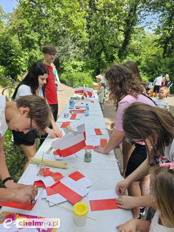 Plenerowe zabawy w patriotycznym nastroju z okazji Dnia Flagi