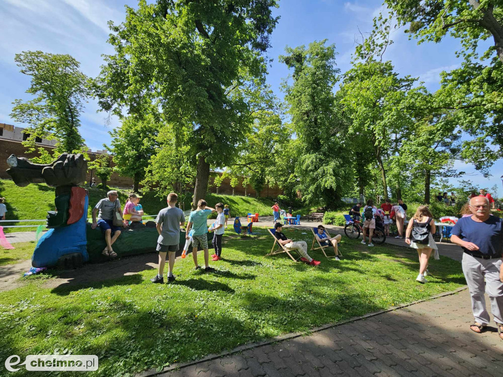 Plenerowe zabawy w patriotycznym nastroju z okazji Dnia Flagi