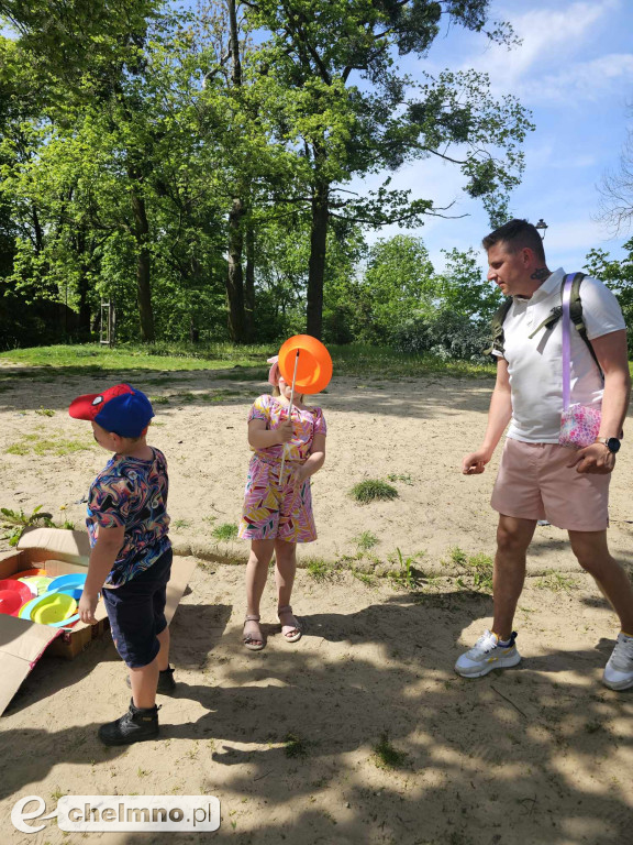 Plenerowe zabawy w patriotycznym nastroju z okazji Dnia Flagi