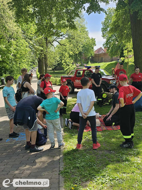 Plenerowe zabawy w patriotycznym nastroju z okazji Dnia Flagi
