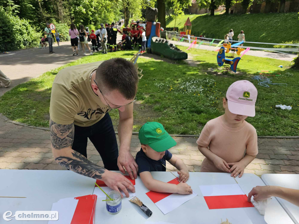 Plenerowe zabawy w patriotycznym nastroju z okazji Dnia Flagi