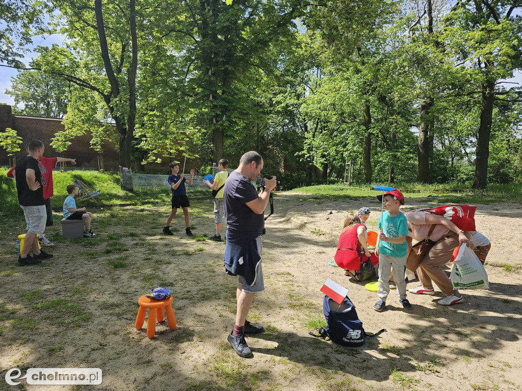 Plenerowe zabawy w patriotycznym nastroju z okazji Dnia Flagi
