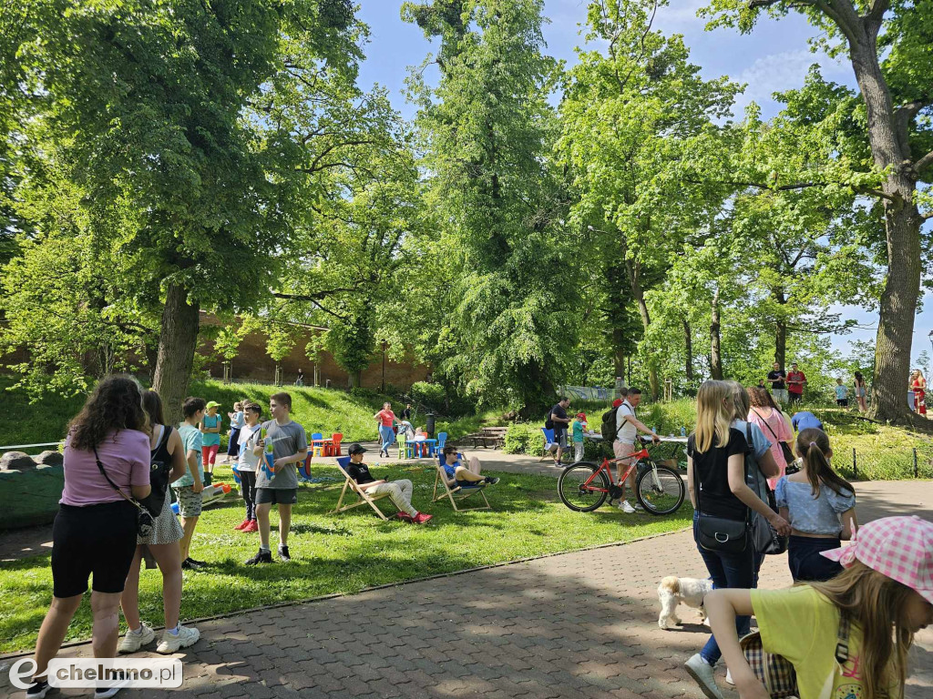 Plenerowe zabawy w patriotycznym nastroju z okazji Dnia Flagi