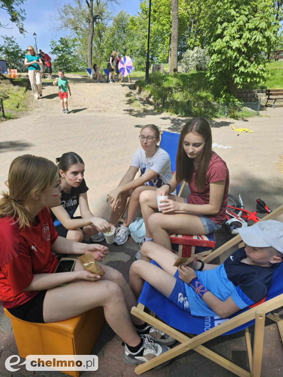 Plenerowe zabawy w patriotycznym nastroju z okazji Dnia Flagi