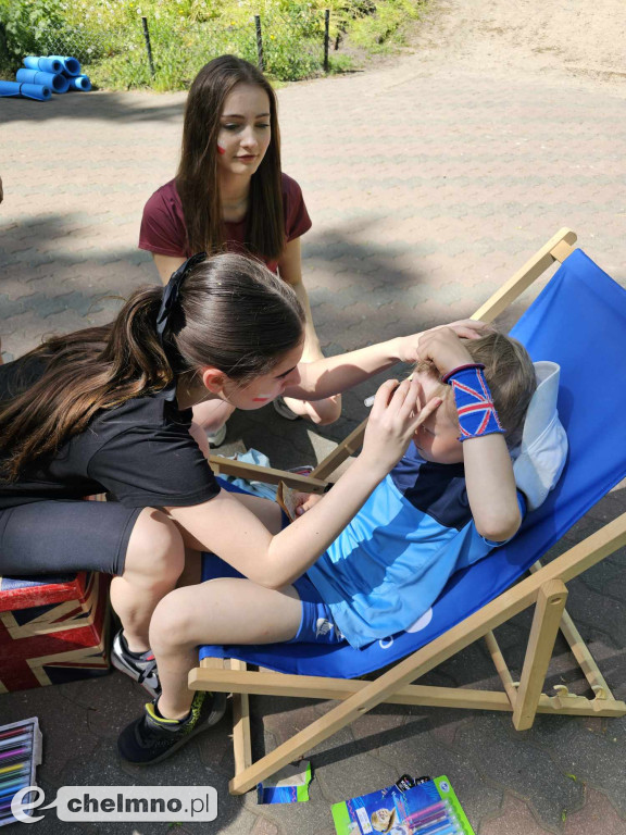 Plenerowe zabawy w patriotycznym nastroju z okazji Dnia Flagi