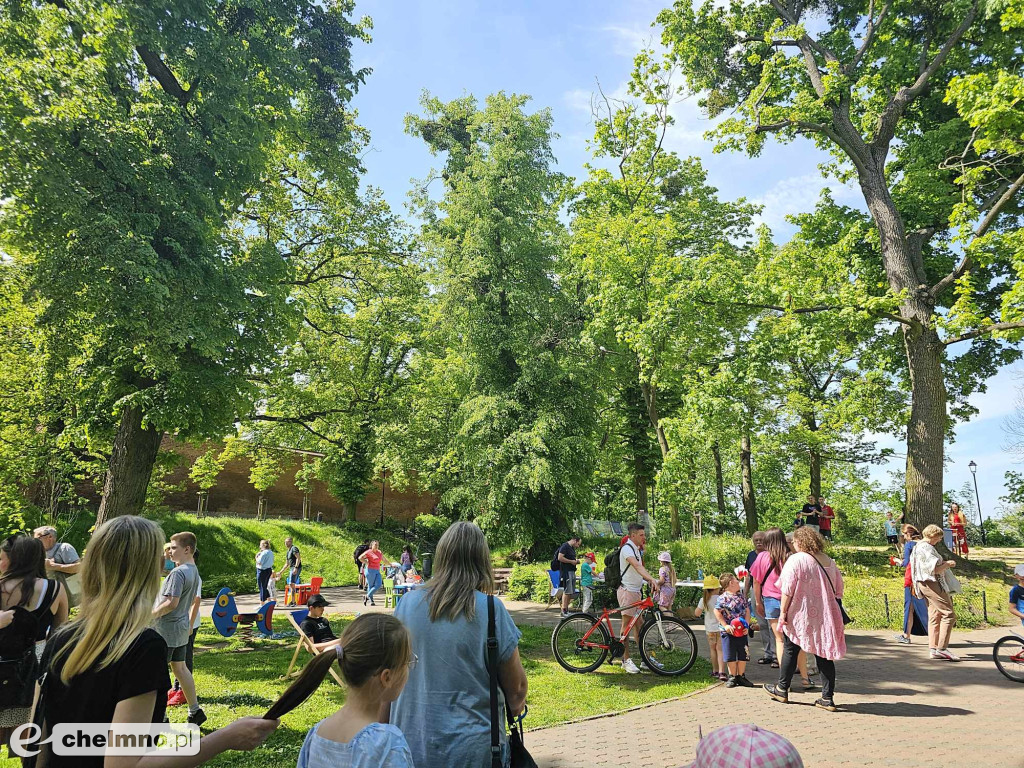 Plenerowe zabawy w patriotycznym nastroju z okazji Dnia Flagi