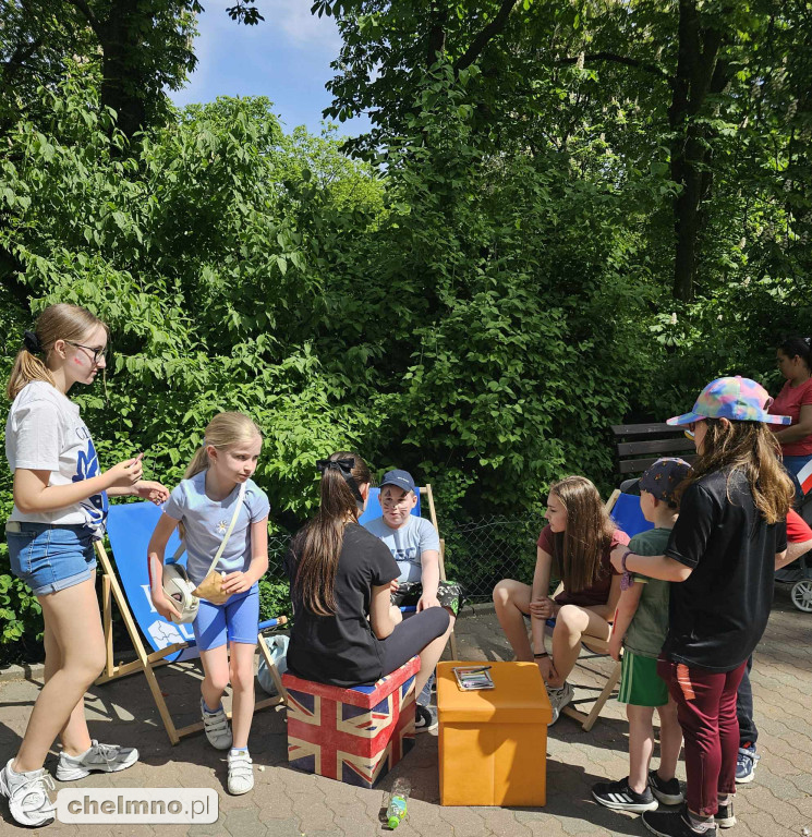 Plenerowe zabawy w patriotycznym nastroju z okazji Dnia Flagi