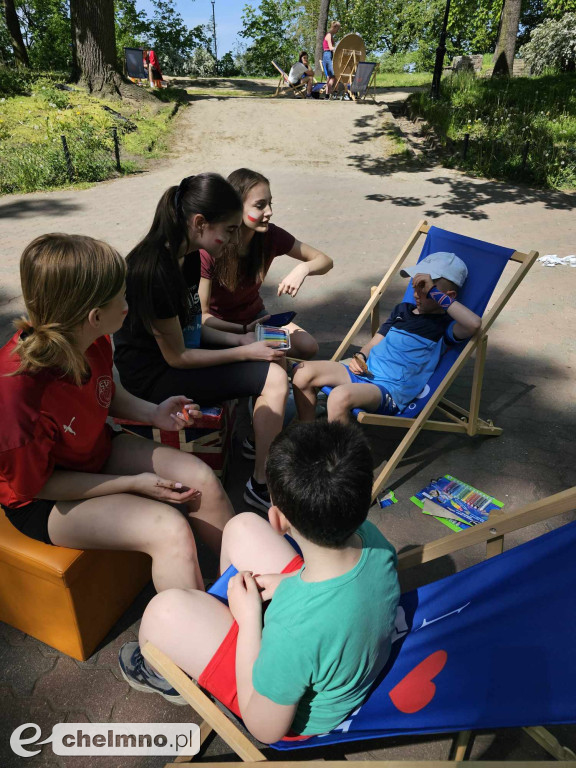 Plenerowe zabawy w patriotycznym nastroju z okazji Dnia Flagi